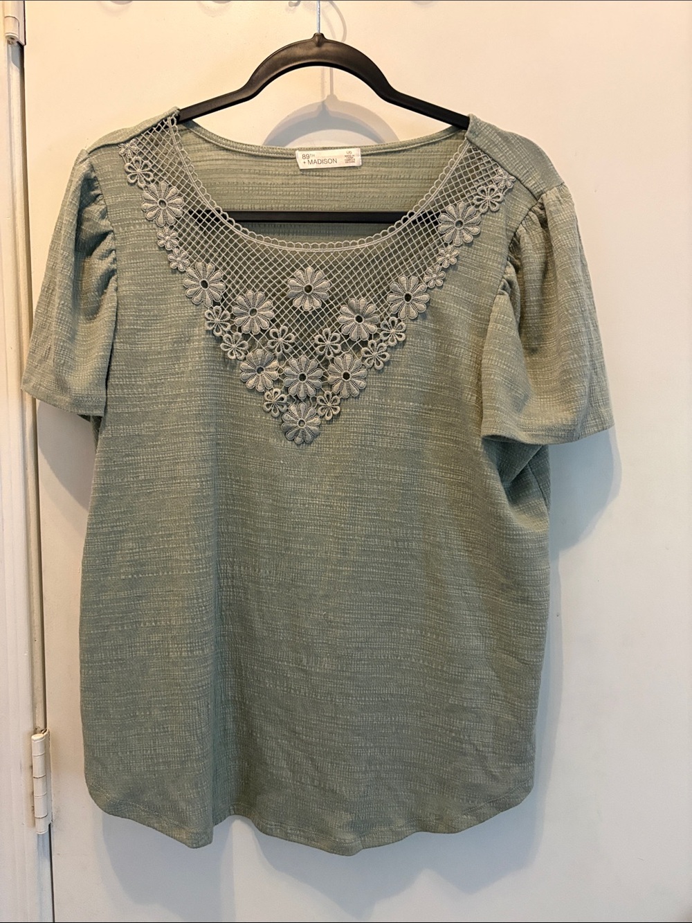 89th + Madison Sage Green Short Sleeve Top with Floral Lace Yoke Size Large